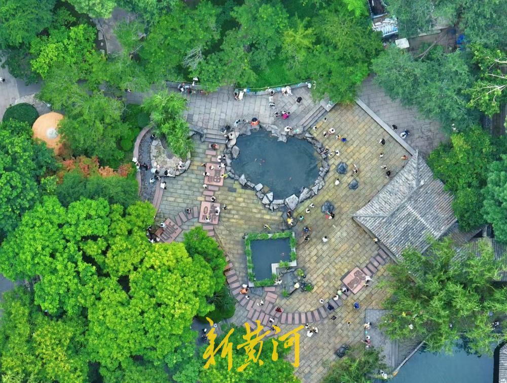 端午邂逅夏至，五龙潭青石板戏水纳凉绘泉城夏韵