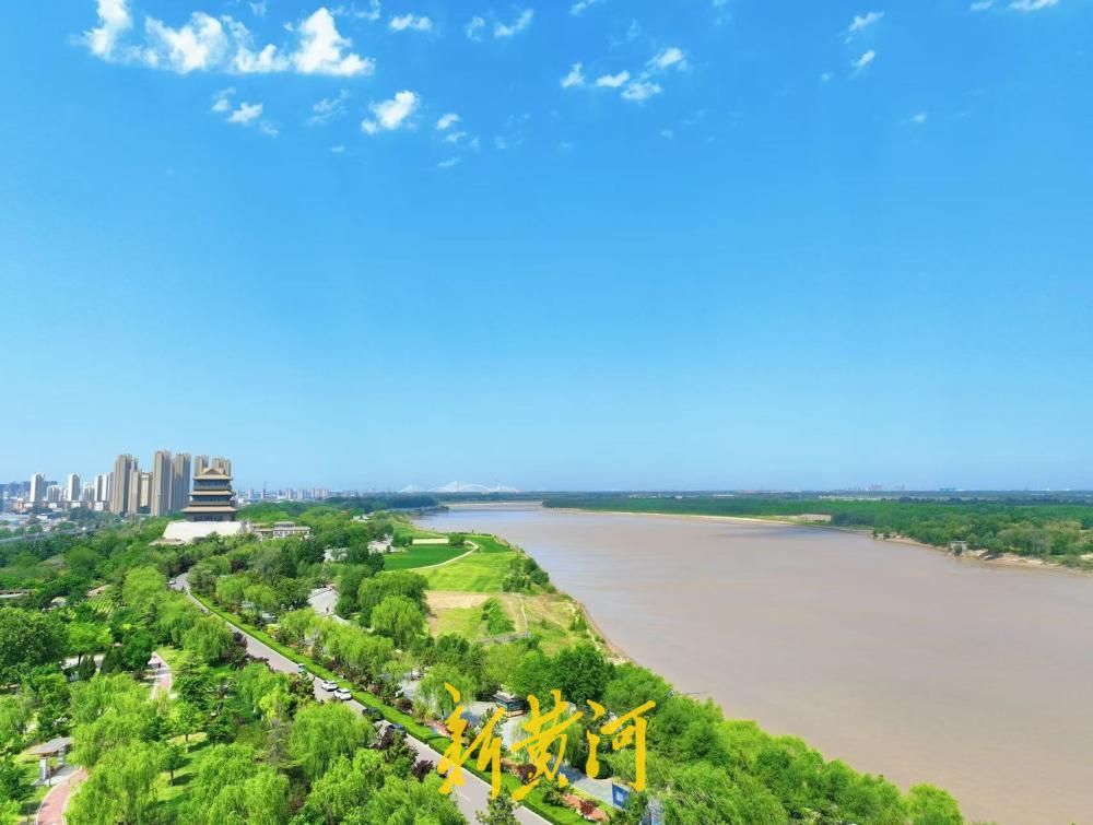 大风吹来泉城蓝，济南黄河之畔水天一色美如画