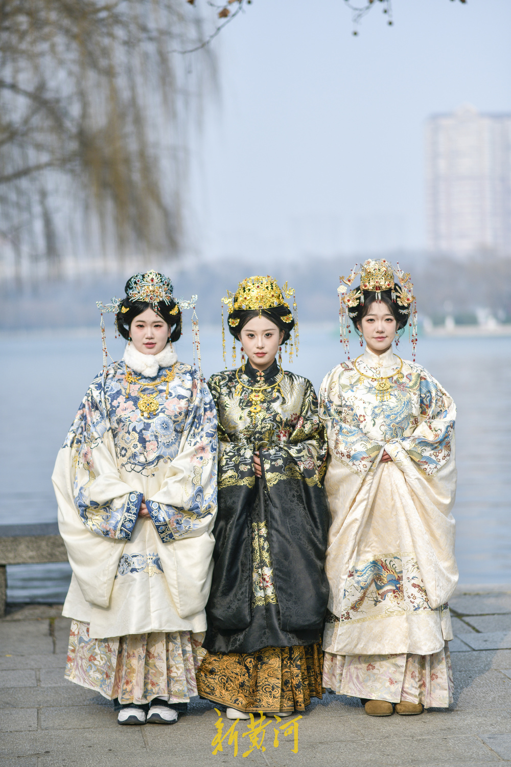 济南明府城汉服文化走红 游客穿越古今打卡泉水文庙