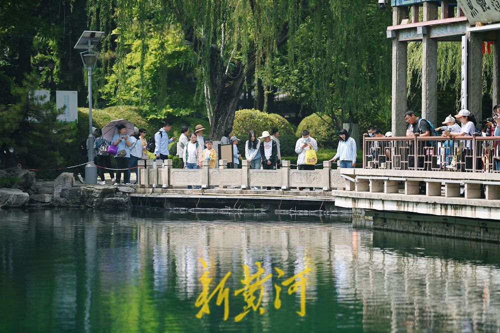 五龙潭泉畔市民享雨后清凉