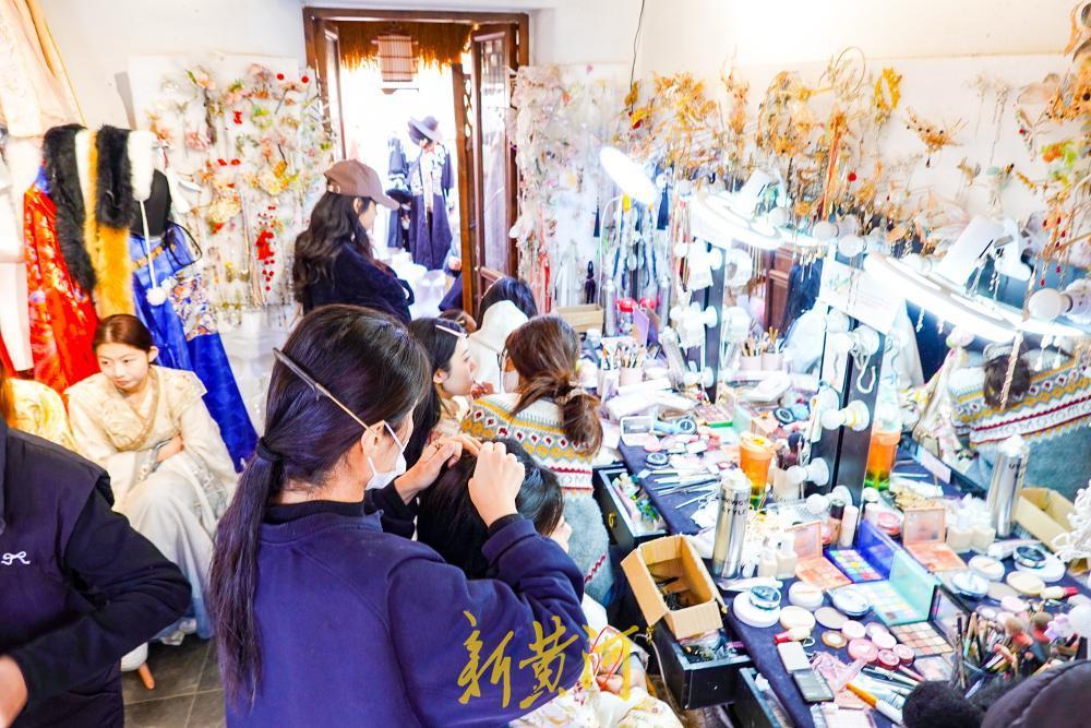 泉城新春汉服热 明代妆造体验火爆需排队