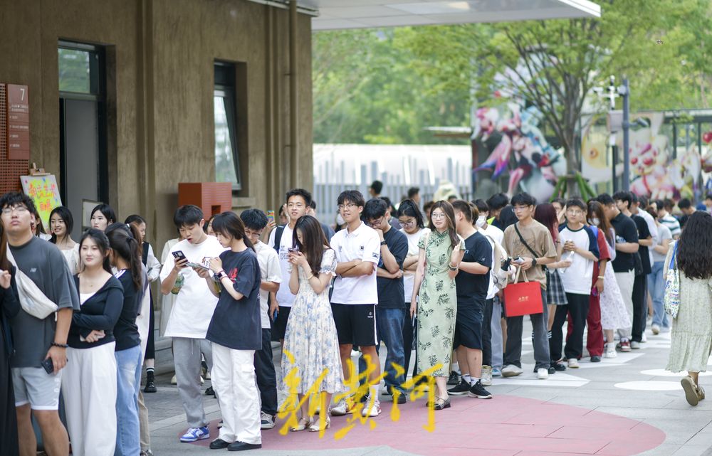 艺术展带火老厂房产业园 众多年轻人排队打卡