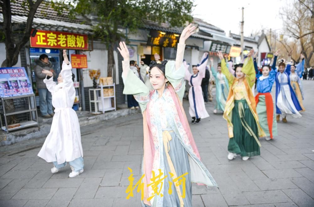 明府城国风巡游启幕，济南曲水亭街重现千年风雅