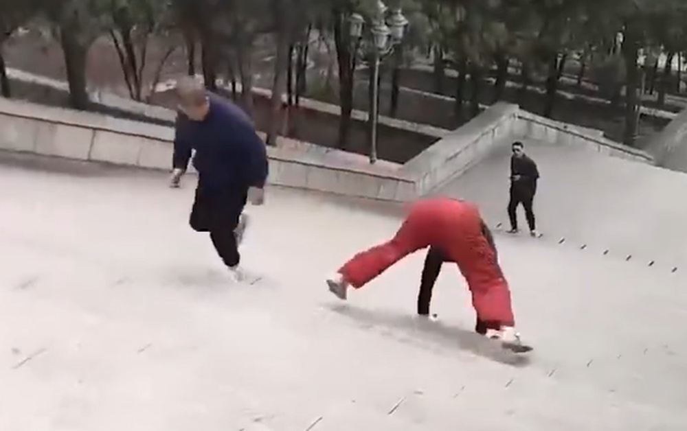 济南两大爷“花式”下楼梯如同猛虎下山，网友感叹：果然，大爷还是你大爷！