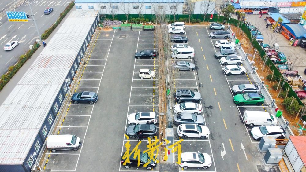 地铁站口新能源充电停车场启用，地铁换乘与市场购物更便捷