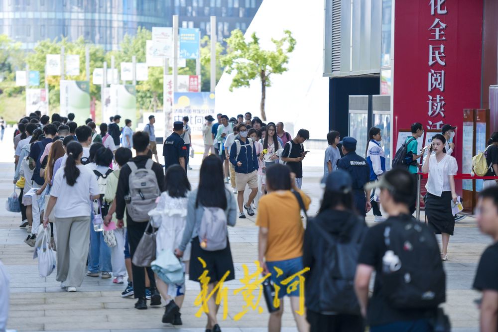 早到两小时站队等候 暑期首日图书馆迎来读书热