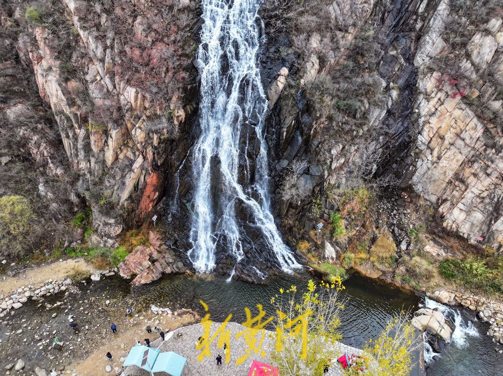 一年四季 泉在济南丨飞瀑灵动，红叶似火！济南黄巢瀑布奏响冬日交响曲