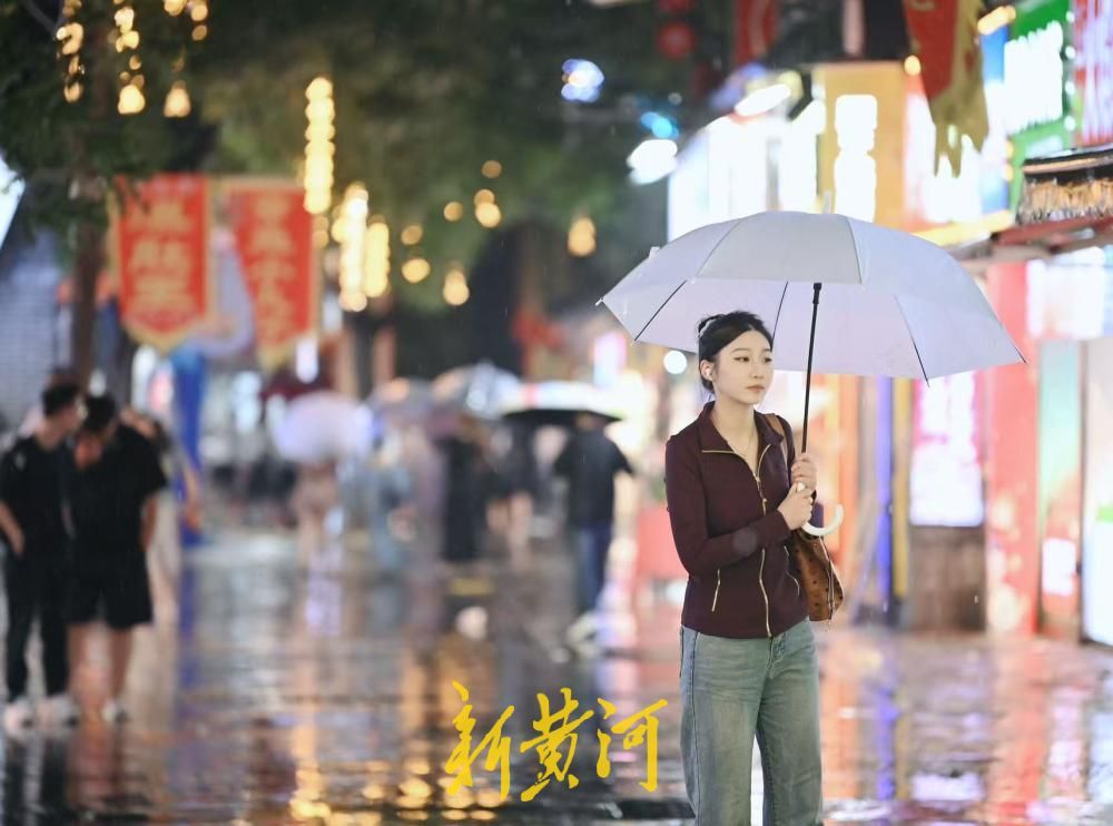 济南雨夜氛围感拉满 游客撑伞逛吃宽厚里