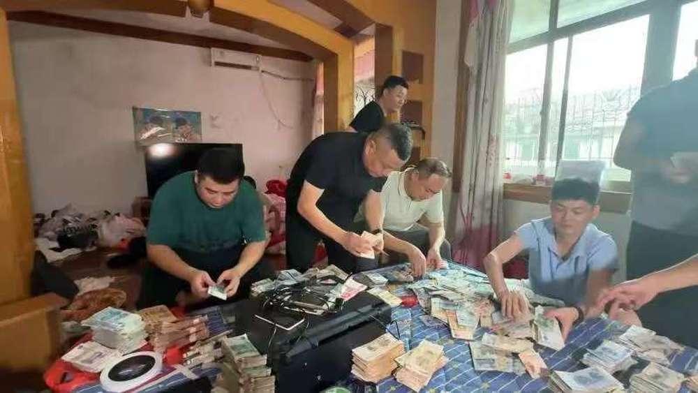 夫妻俩家中制假币,每天印多少花多少,总额达20多万元