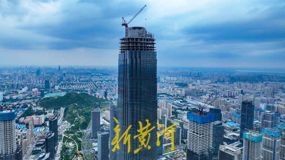 直上云霄！CBD超高层“山”幕墙向顶部冲刺 