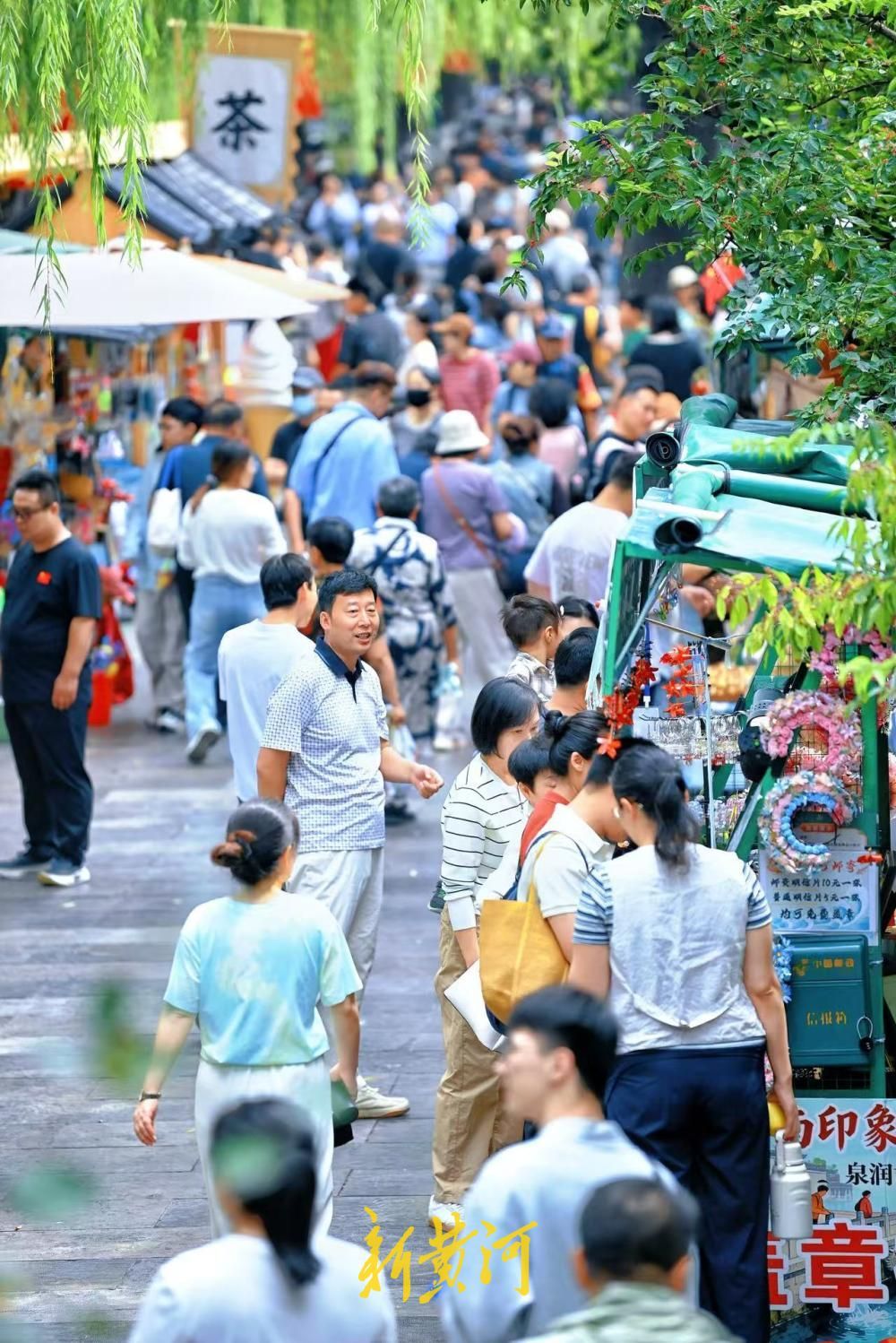 济南环城公园泉水市集点亮泉畔中秋