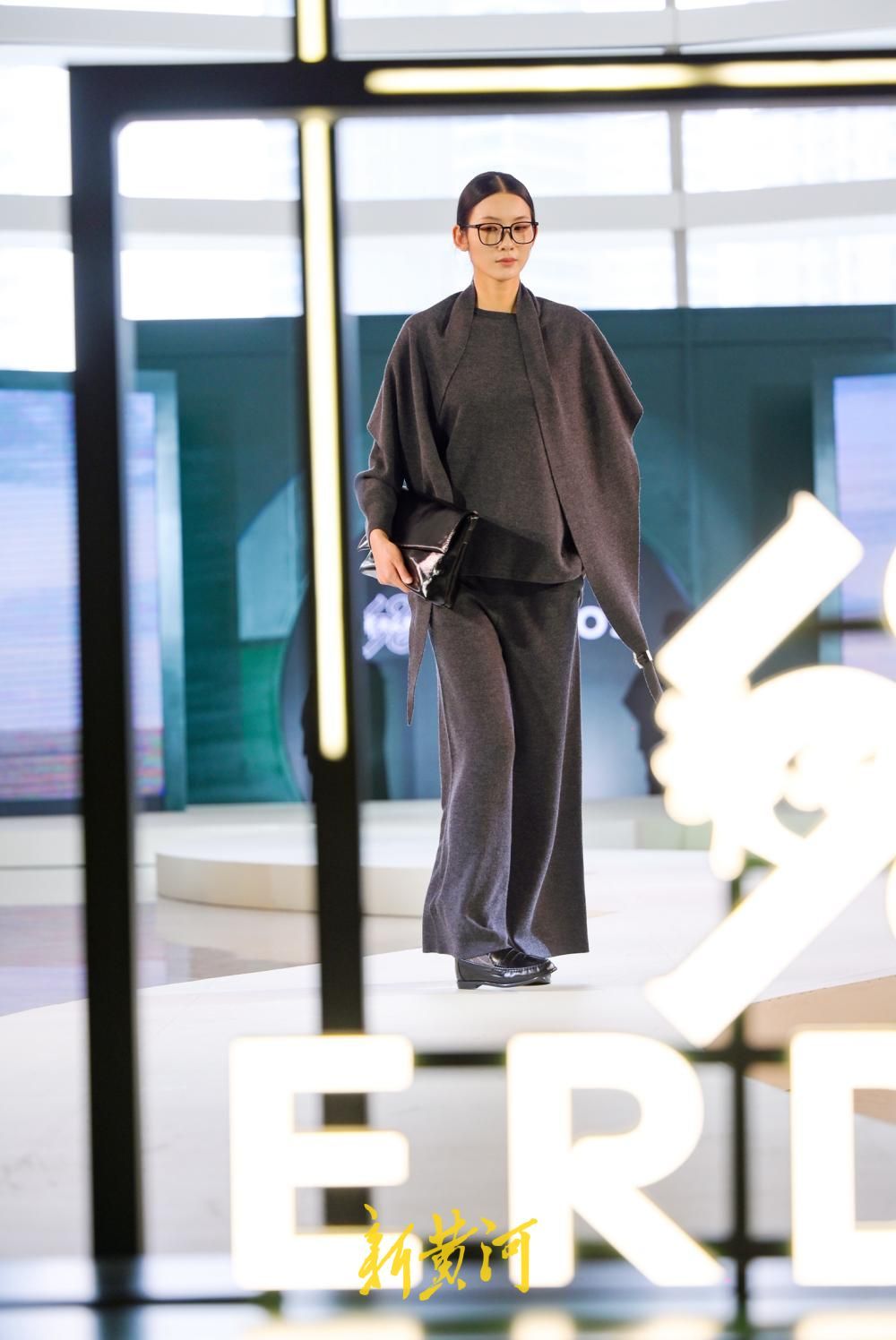 中秋假期上演“织秀”时装周  济南万象城三天11场大秀演绎秋冬时尚