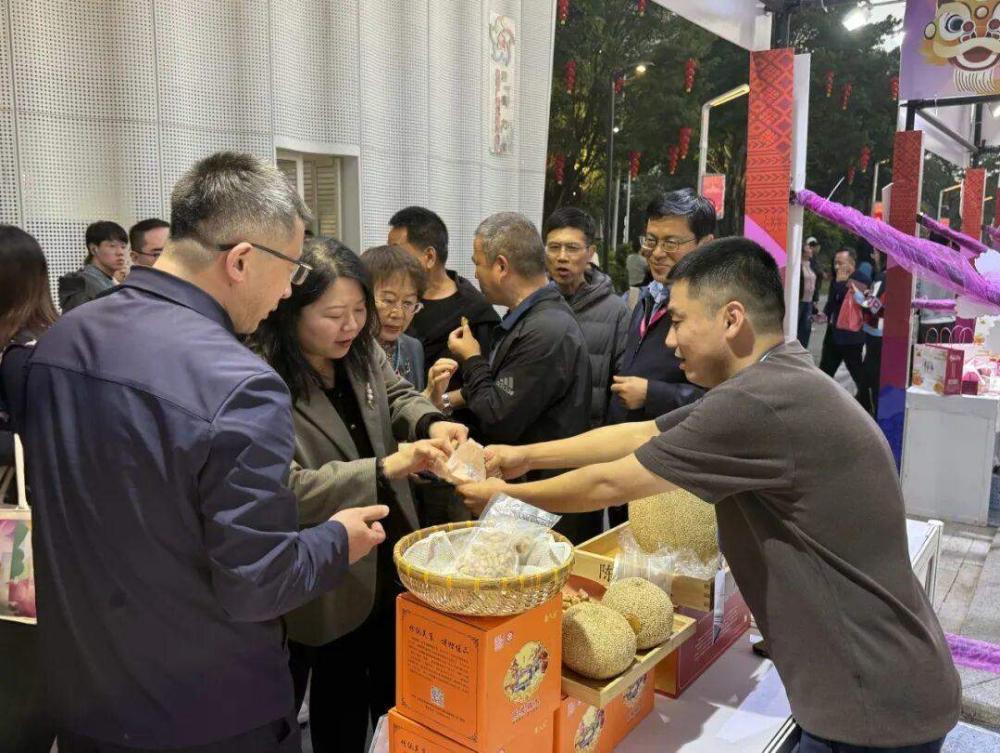 莱芜糖瓜代表山东亮相非遗年货购物月，“北方甜蜜”引爆南方市场