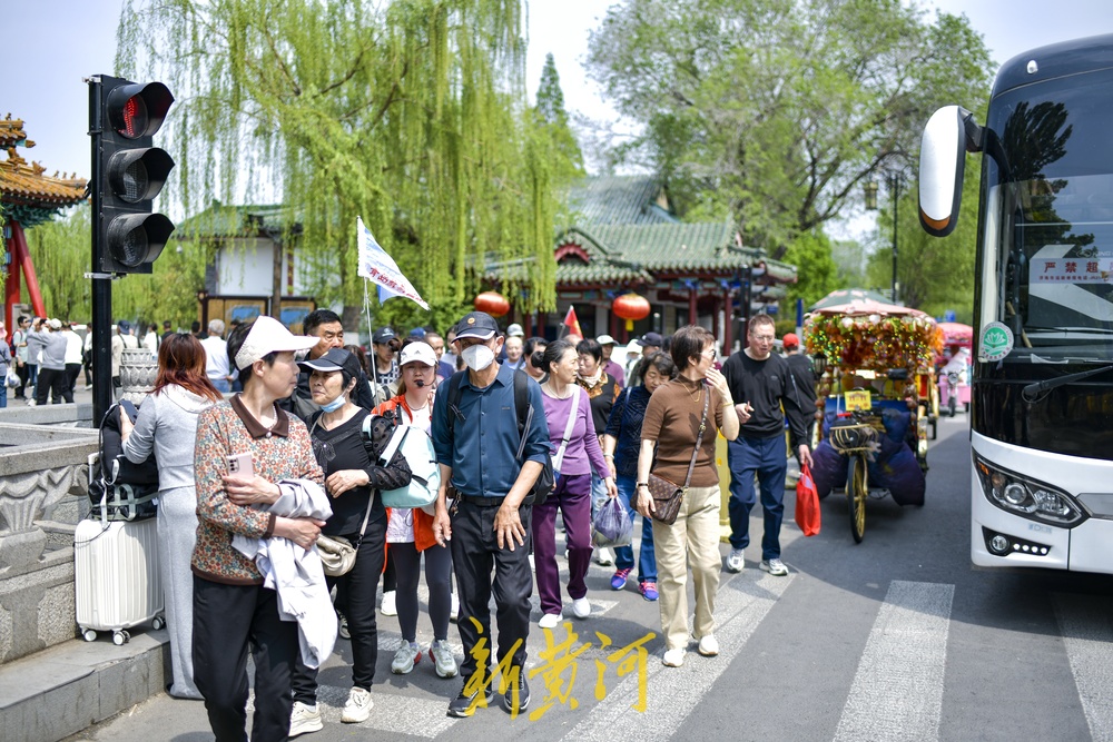 泉城春季旅游进入高峰期，工作日旅游观光团成主角 