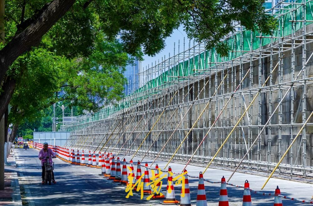 济南纬二路跨铁路天桥原路面清除 护栏分段拆除更换