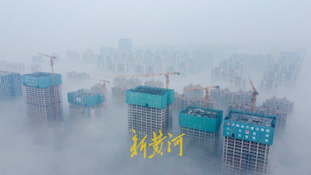 清晨城市出现“云海” 超强浓雾贴地飘