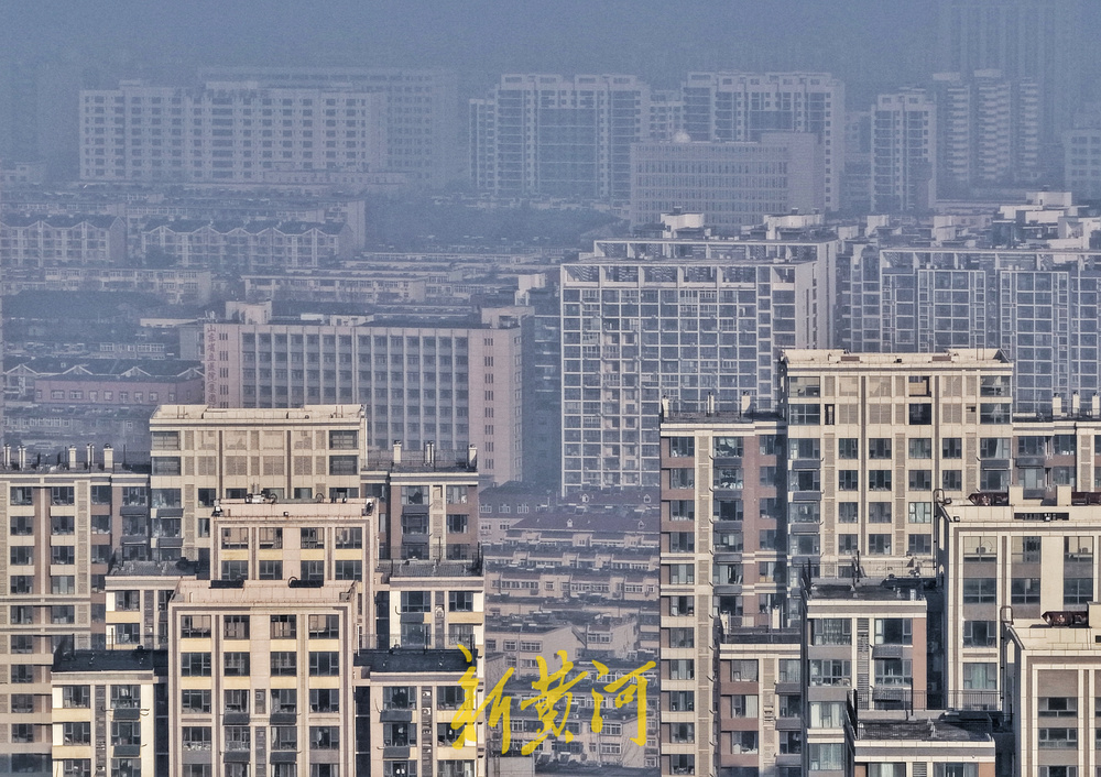 济南今晨大雾锁城 半晌浓雾渐散城市重现真容