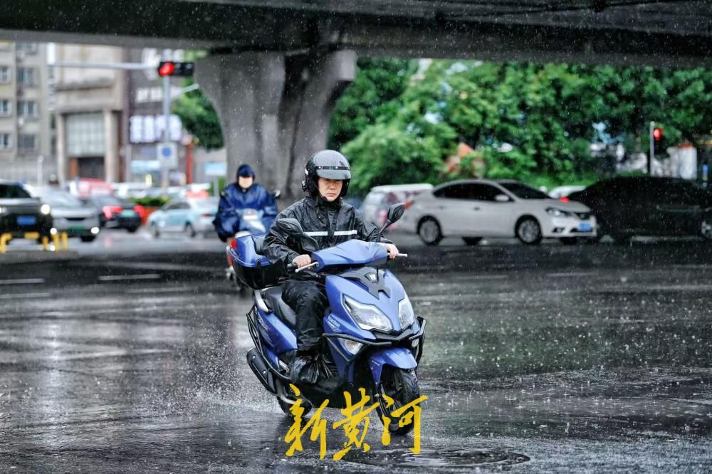 济南晚高峰遇降雨 市民骑行赶路步履匆匆