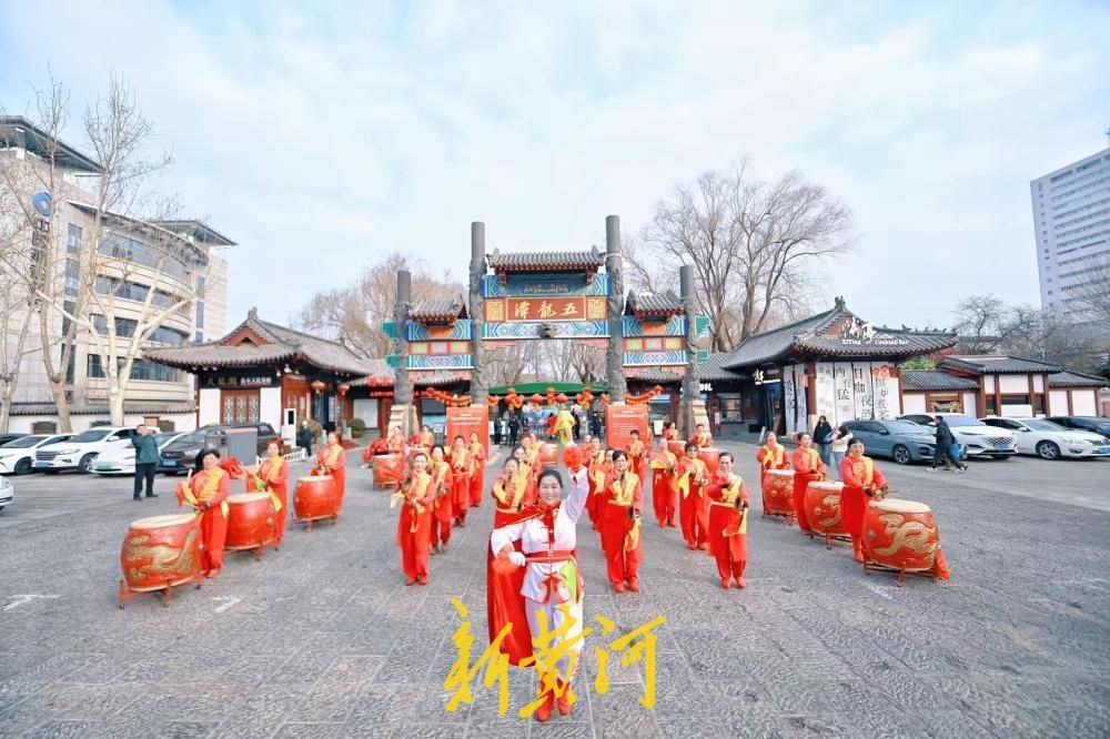 五龙潭泉畔 锣鼓喧天迎新春