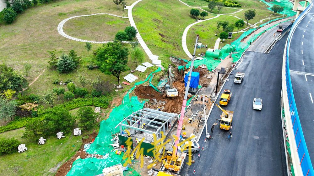 济南龙鼎立交枢纽道路上新装 配套新建龙鼎大道首个地下通道  