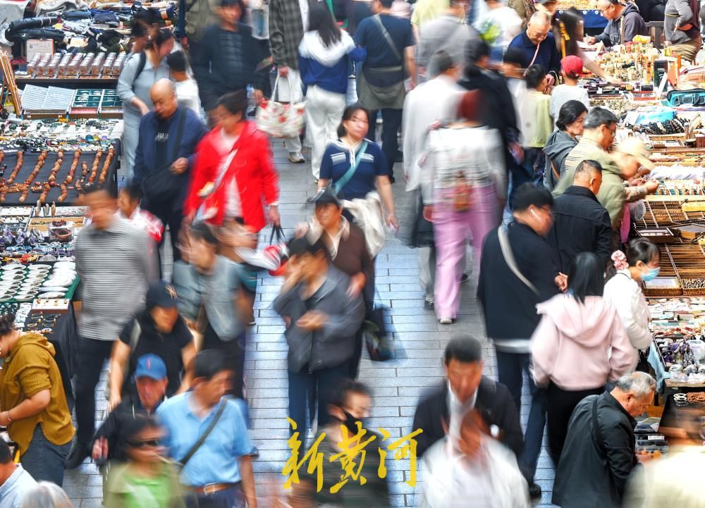 假期余额不足，济南英雄山文化市场热闹依旧