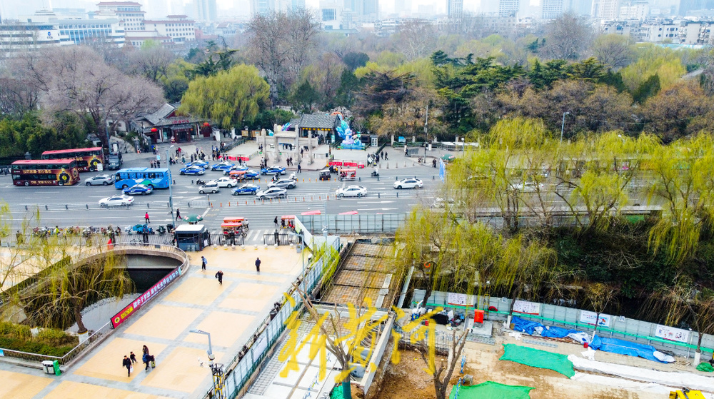 泉城广场西入口搭建临时便桥 将建地下通道连通两景点