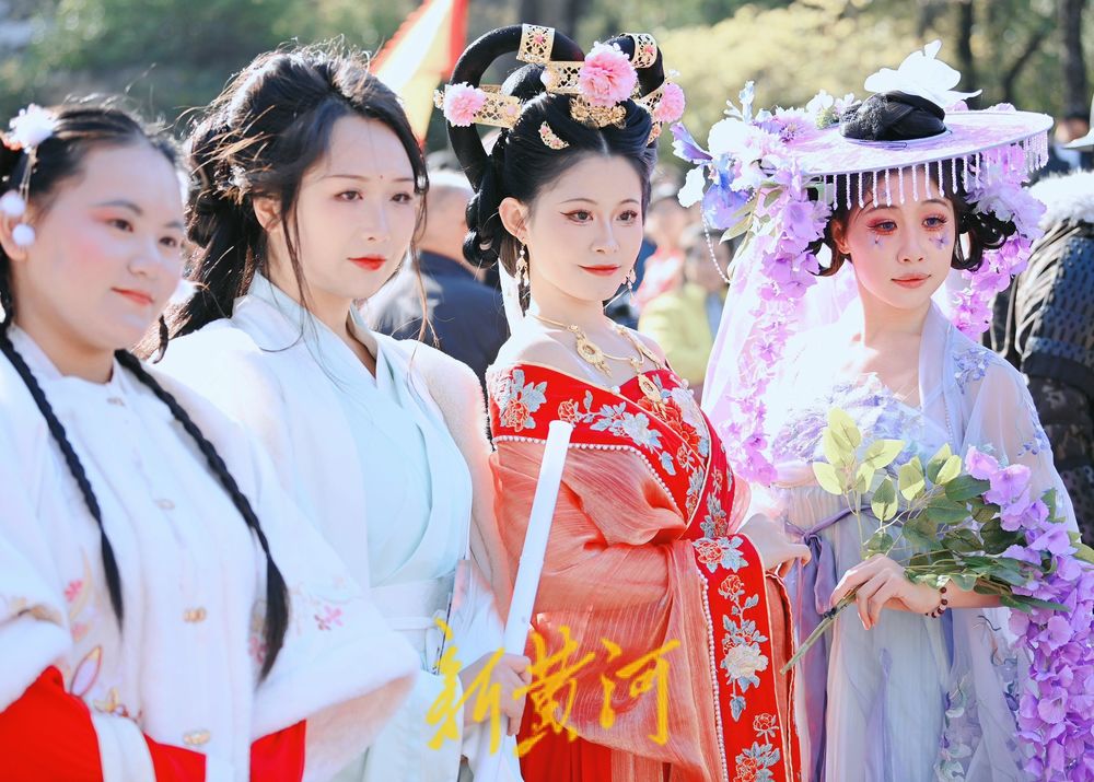 泉城千佛山上，千人汉服巡游展国风