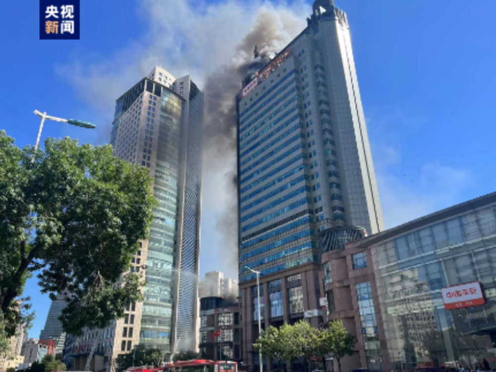 天津市一栋大厦发生火情，天津消防部门正全力进行灭火工作