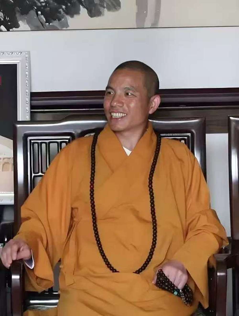 少林寺新住持印乐法师会开挖掘机!周围村民:他经常带弟子农作,腊八节亲自施粥