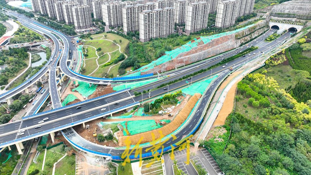 济南龙鼎立交枢纽道路上新装 配套新建龙鼎大道首个地下通道  