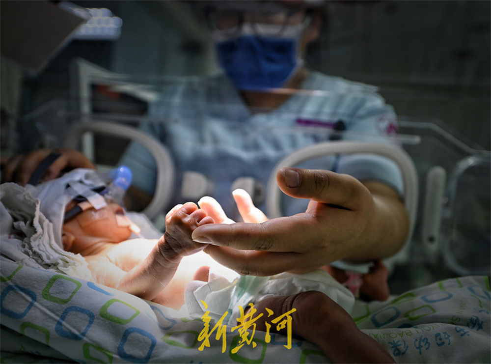 跨年夜，新生儿重症监护室护佑“新生”