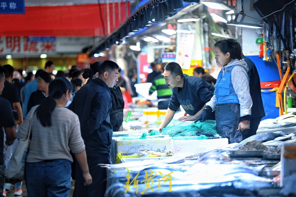 国庆中秋双节临近，济南海鲜市场一片繁忙