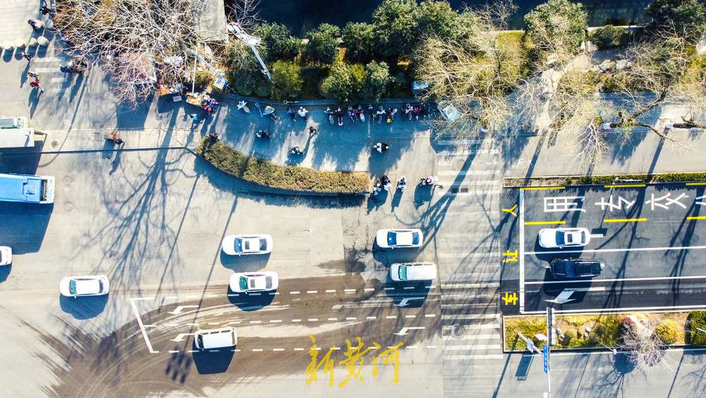 济南大明湖北大门快车道改造 新增待转调头车道缓拥堵