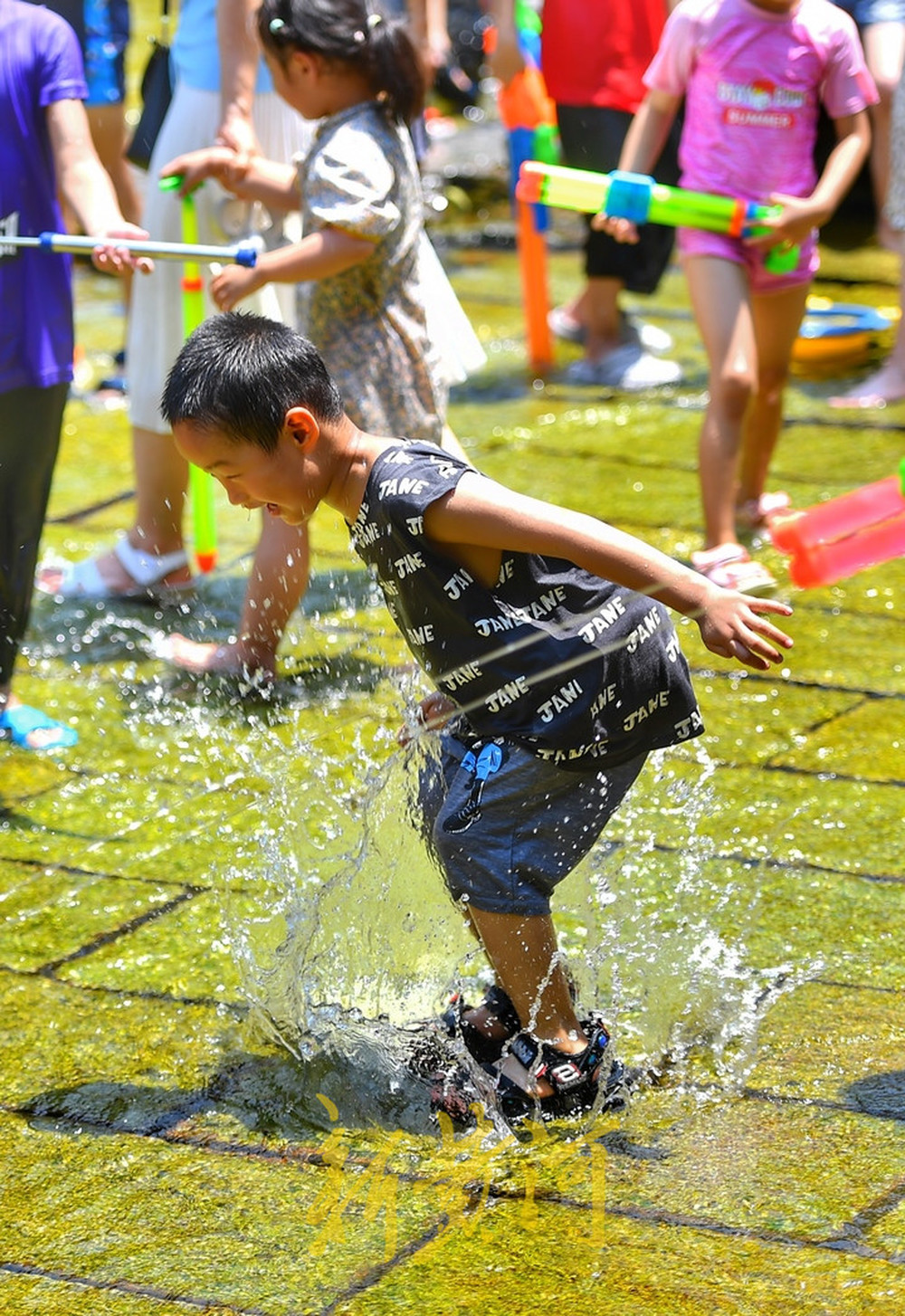 济南发布高温黄色预警局地40℃，这里成了市民避暑好去处