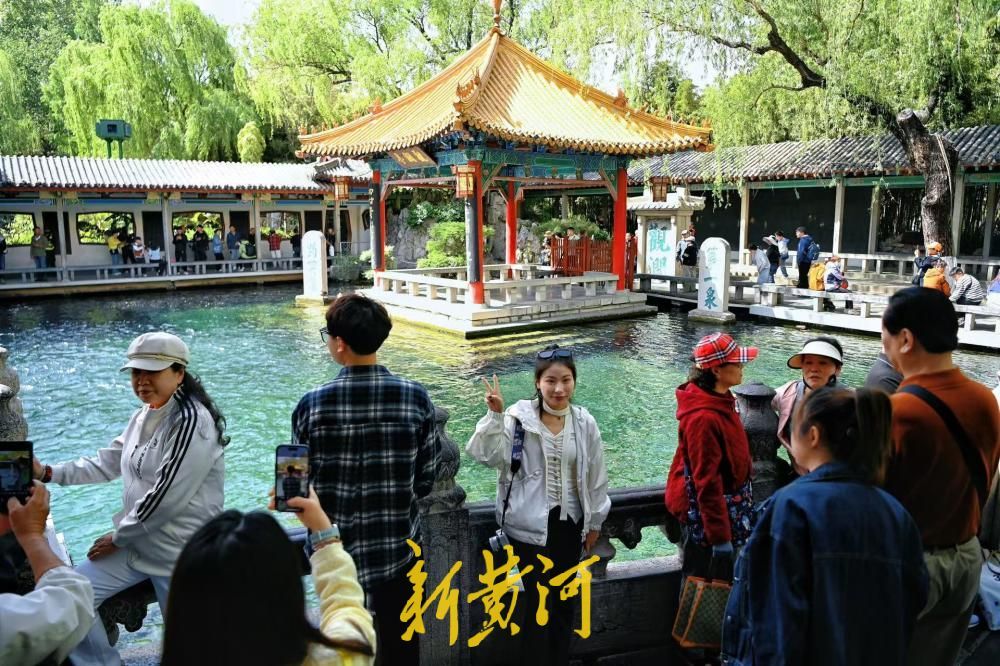 济南趵突泉群泉欢歌人潮涌