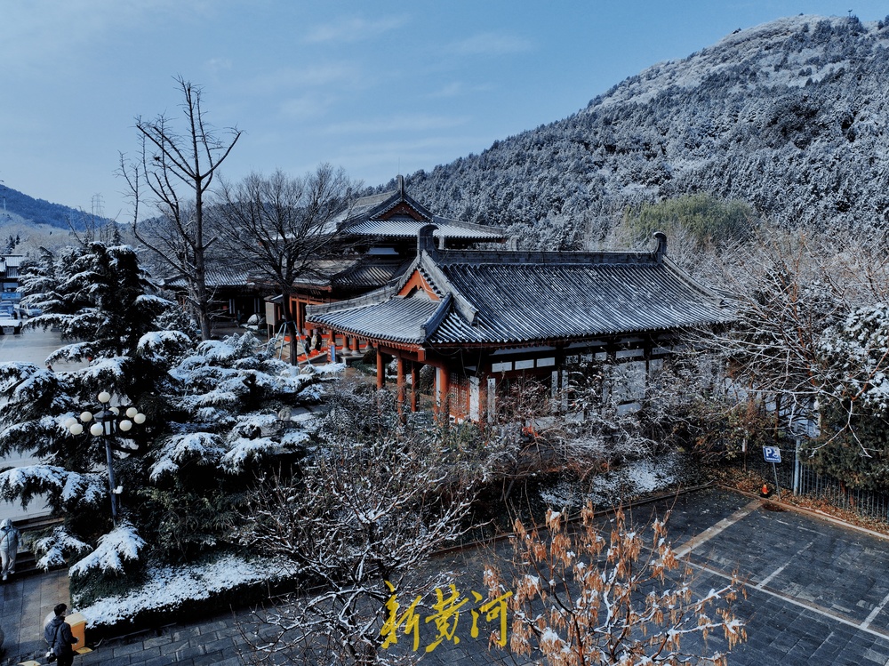 雪后千佛山银装素裹，宛如童话世界