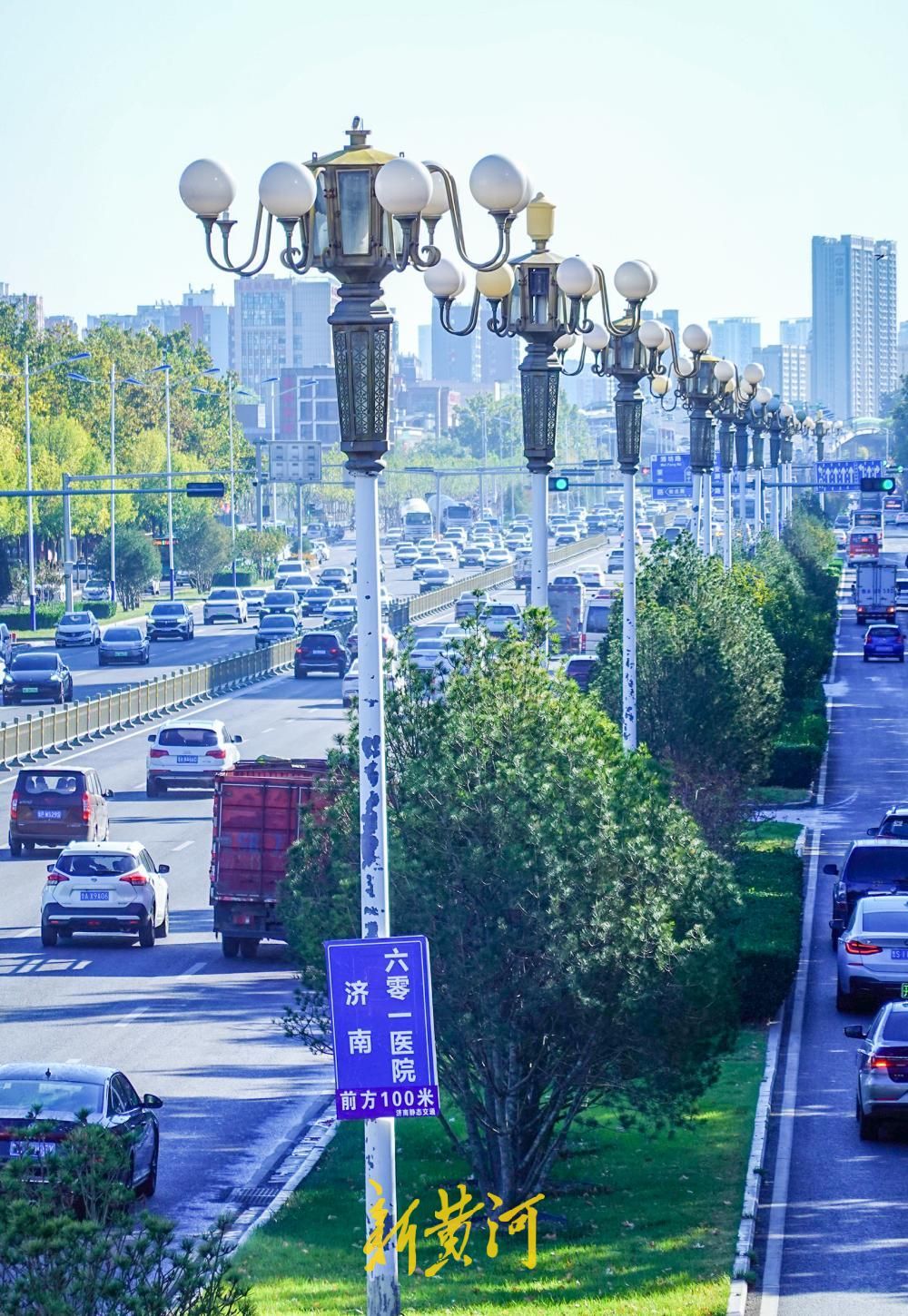 济南经十路西段路灯换新 风帆样式LED灯点亮出行路