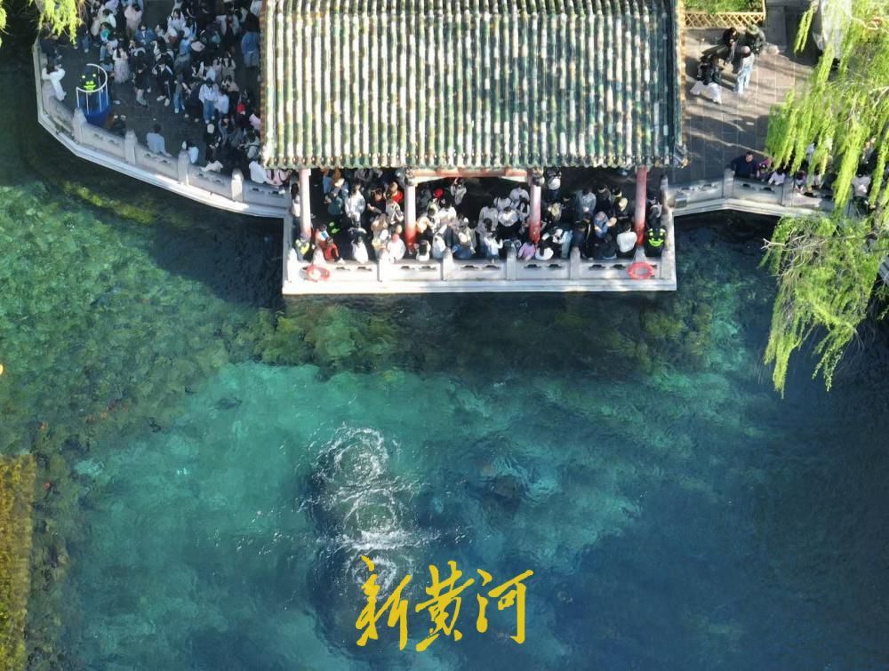 清明假期“泉水游”持续火热 济南趵突泉景区人潮涌动