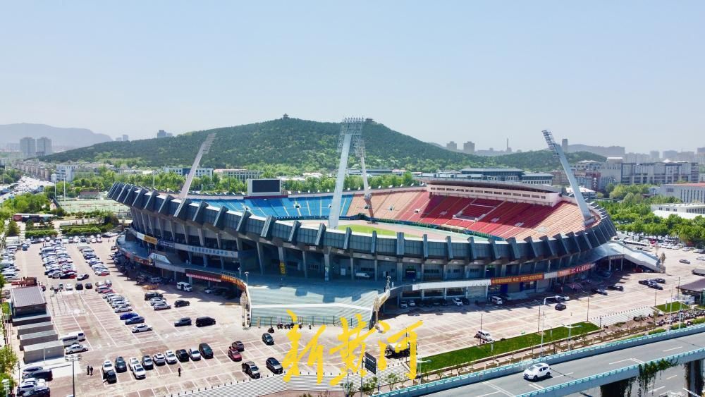 围挡拆除、路面重新铺装，山东省体育中心北侧地铁施工区域已恢复通行状态