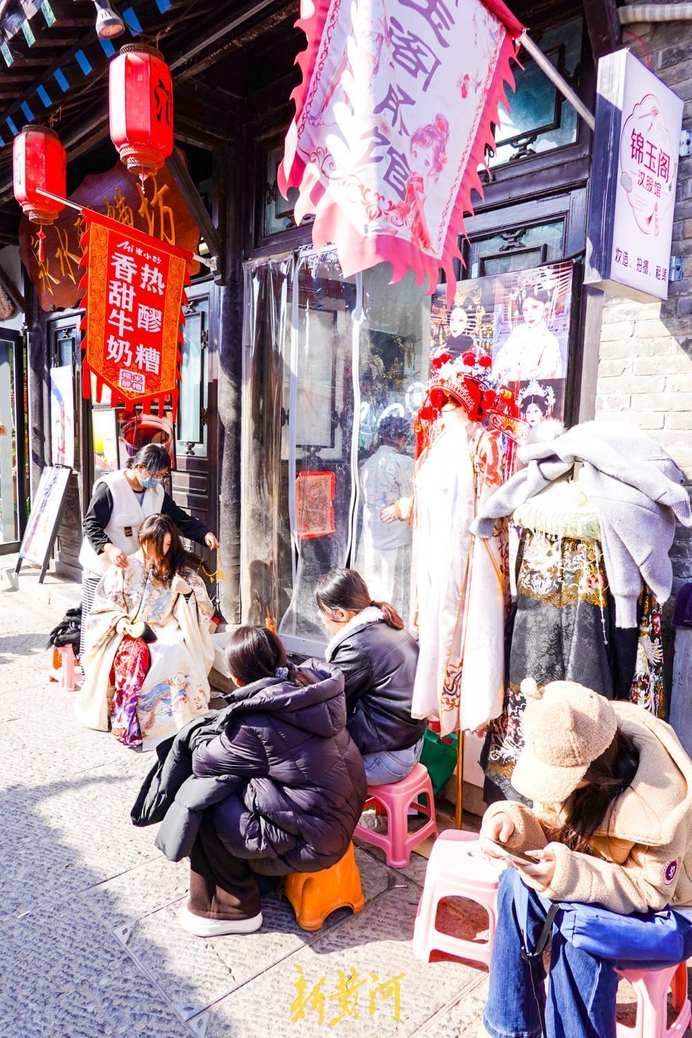 泉城新春汉服热 明代妆造体验火爆需排队