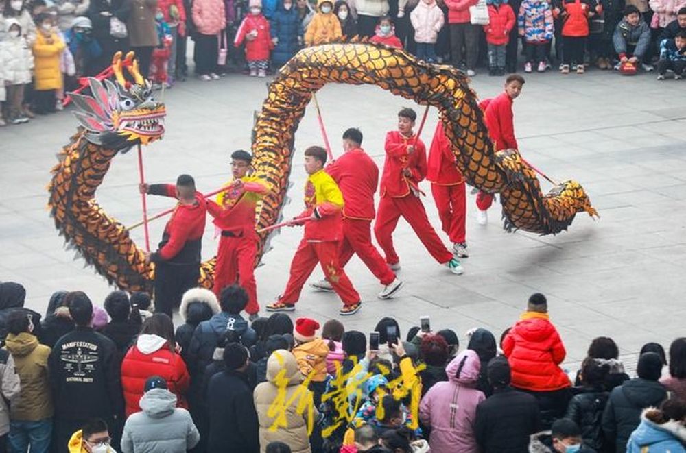 泉城街头年味浓，舞龙表演与你共度春节