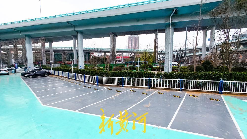 济南玉函立交桥下绿化带功能改造 缓解停车难  