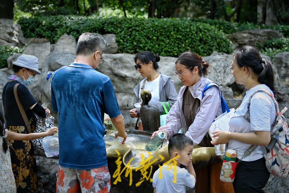 泉城高温持续 护城河畔泉水直饮点市民游客络绎不绝