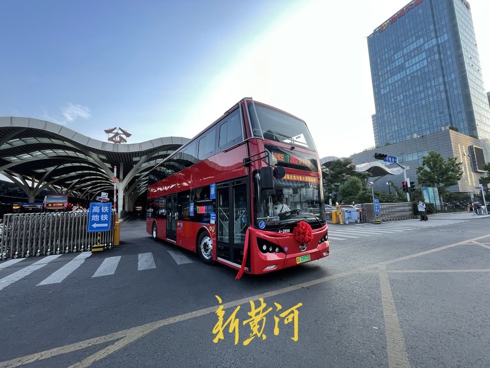 出站！泉城双层巴士“红奔奔”正式运营，你有哪些双层巴士记忆？