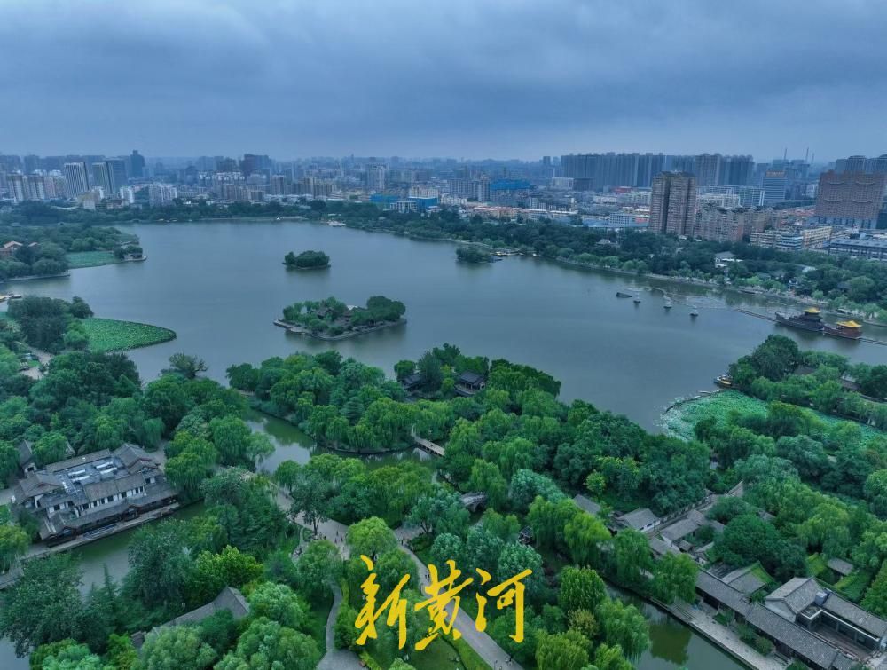 降雨降温消暑热 大明湖烟雨朦胧尽显水乡风韵