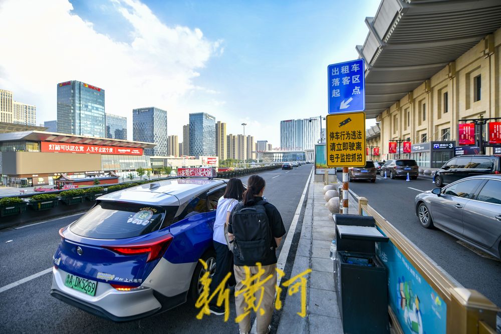 出租车可驶入济南西站二楼落客平台 划定临时停车区域