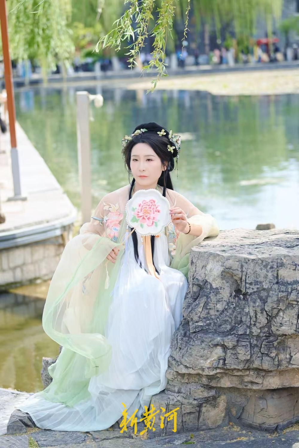 春日泉城 汉服飘飘成亮丽风景