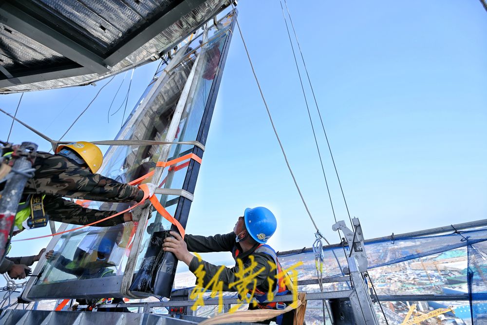 百米高空吊装比车还重的玻璃，拼装误差不超两毫米 济南机场新塔台幕墙施工攻克难关