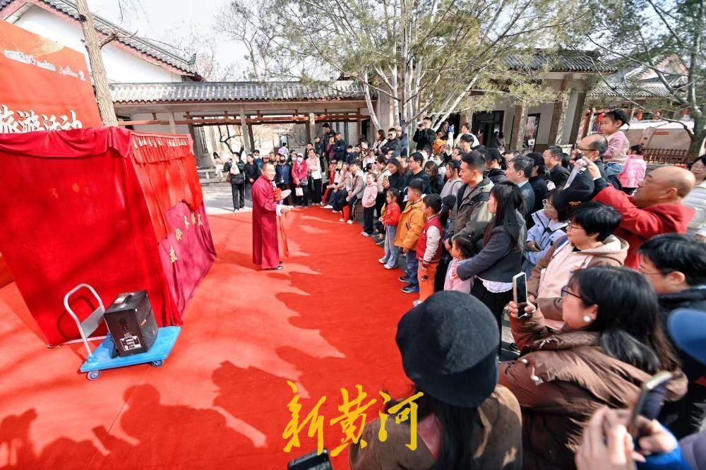 五龙潭泉池畔，“山东落子”引客来