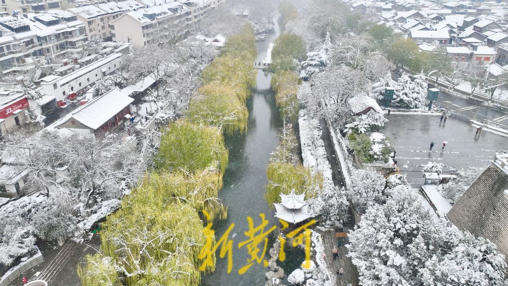 泉城冬雪映碧水，玉柳琼枝入画来